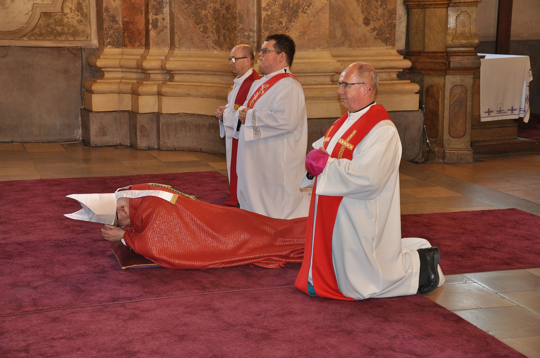 Nagypénteki igeliturgia és szertartás - szombaton 9 órától látogatható a szentsír